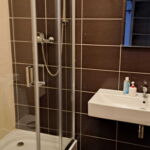 Camera twin cu duș cu chicinetă comună