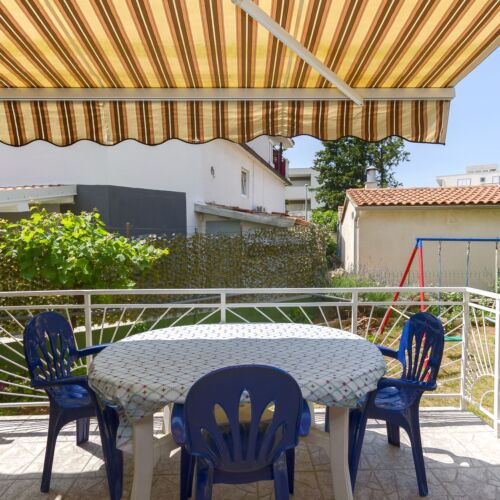 Apartament la parter cu aer condiționat cu 3 camere pentru 6 pers.