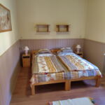 Pokoj s vlastní kuchyní s manželskou postelí v přízemí