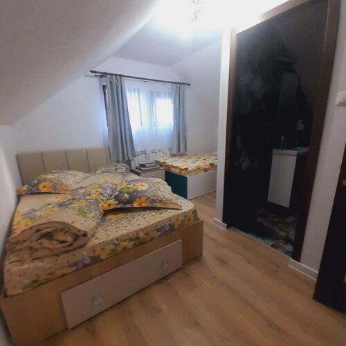 Camera tripla family cu baie