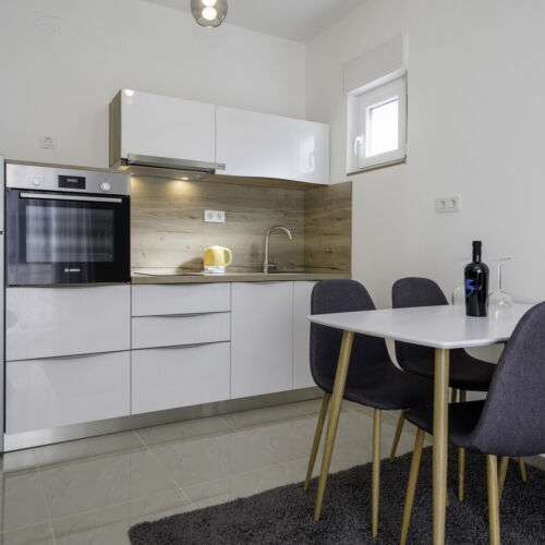 Apartament la etaj cu aer condiționat cu 2 camere pentru 3 pers.