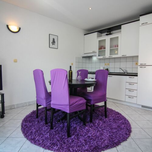 Apartament la etaj cu aer condiționat cu 2 camere pentru 3 pers.