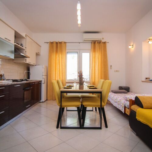 Apartament la parter cu aer condiționat cu 2 camere pentru 3 pers.