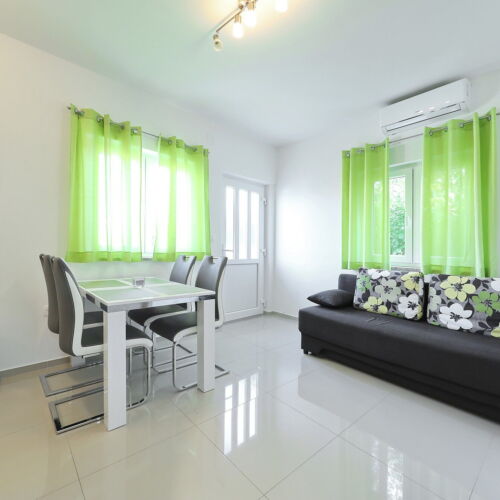 Apartman s klimatizací pro 4 os. se 2 ložnicemi na přízemí