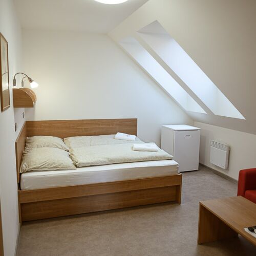 Pokoj s klimatizací se společnou kuchyňkou s manželskou postelí (s možností přistýlky)