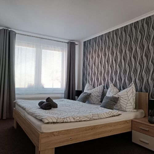 Pokoj se sprchou  s manželskou postelí