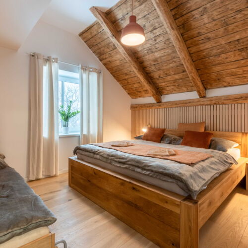 Pokoj se sprchou s privátní koupelnou mimo apartmán pro 8 os.