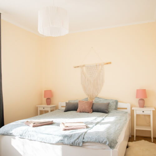 Apartament cu aer condiționat cu vedere spre oraș pentru 2 pers. (se inchirieaza doar integral) (se poate solicita pat suplimentar)