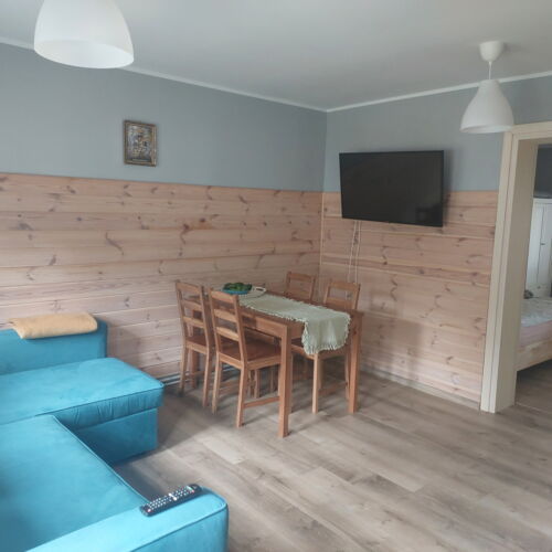 Apartament la parter cu bucatarie proprie cu 2 camere pentru 5 pers.