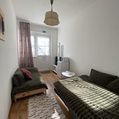 Camera twin la parter cu duș