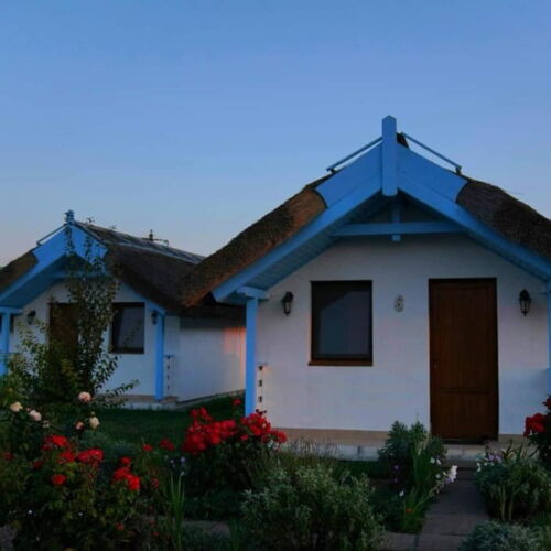 Bungalow cu terasă pentru 2 pers. (se inchirieaza doar integral) (se poate solicita pat suplimentar)