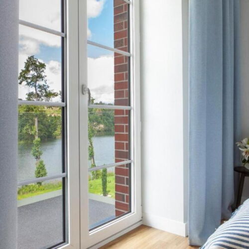 Doppelzimmer mit Klimaanlage und Panorama auf den See