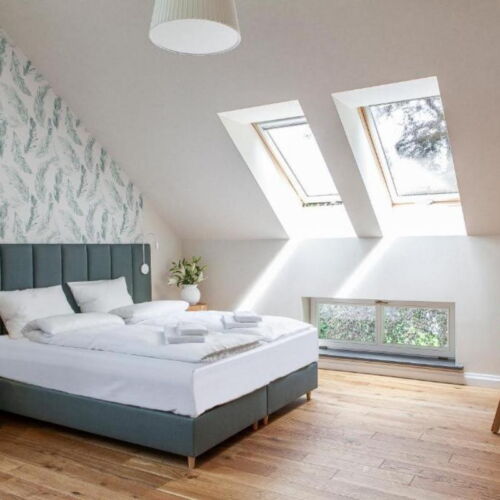 Zweibettzimmer mit Klimaanlage und Aussicht auf den Hof