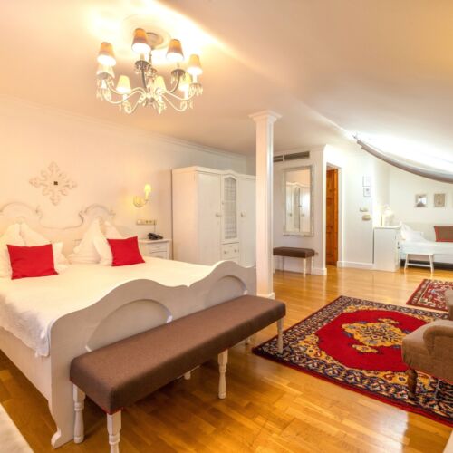 Camera cvadrupla la etaj