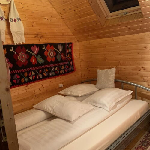 Camera dubla la etaj (se poate solicita pat suplimentar)