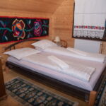 Pokoj s manželskou postelí na poschodí  (s možností přistýlky)