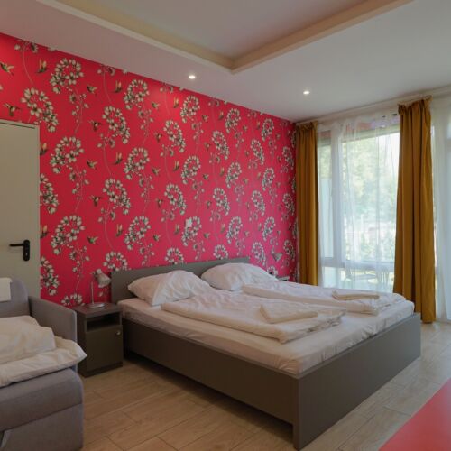 Pokój 3-osobowy z balkonem z widokiem na ogród