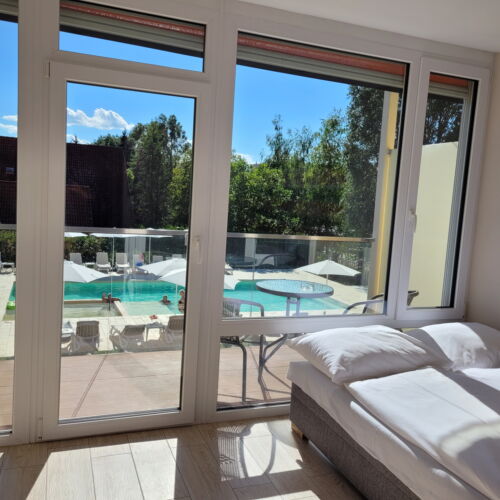 Pokój 4-osobowy z balkonem pokój od strony basenu