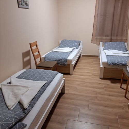 Camera tripla cu grup sanitar cu aer conditionat