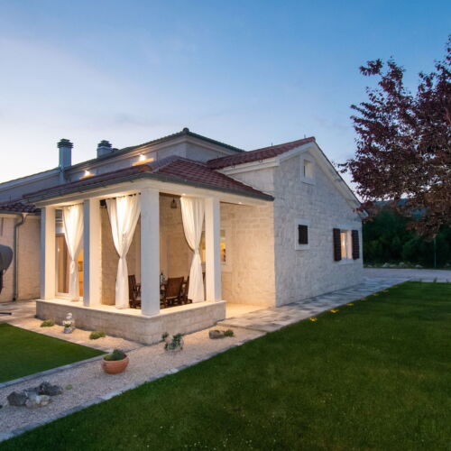 Casă de vacanță cu aer condiționat cu vedere spre grădină pentru 7 pers. (se inchirieaza doar integral)