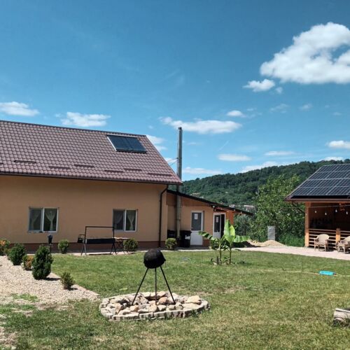 Casă de vacanță întreaga unitate cu vedere spre grădină pentru 10 pers. (se inchirieaza doar integral)