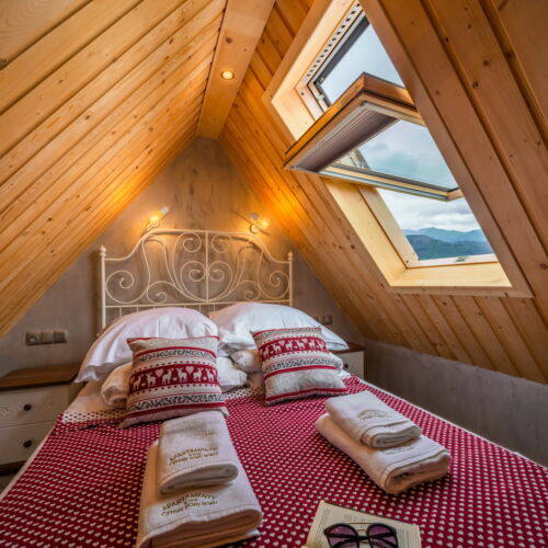 Apartament 4-osobowy na poddaszu z widokiem na góry z 2 pomieszczeniami sypialnianymi