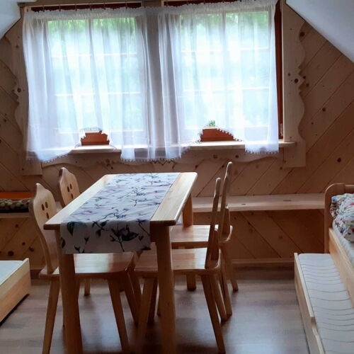 Camera la mansardă cu vedere spre munte pentru 5 pers.