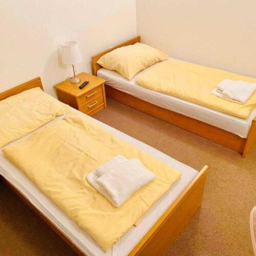 Pokoj se sprchou se společnou kuchyňkou pro 2 os.