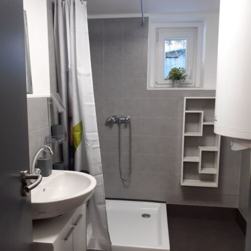 Forest View Ground Floor Apartment for 8 Persons