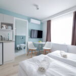 Studio Apartman tV s plochou obrazovkou s manželskou postelí s 1 ložnicí