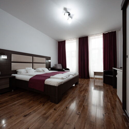 Camera dubla family cu vedere spre oraș