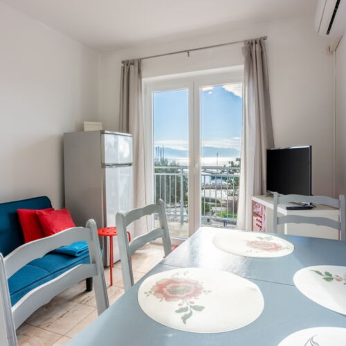 Apartament la etaj cu vedere spre mare cu 2 camere pentru 4 pers.