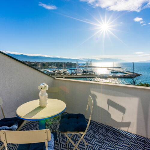 Apartament cu balcon cu vedere spre mare cu 1 camera pentru 3 pers.