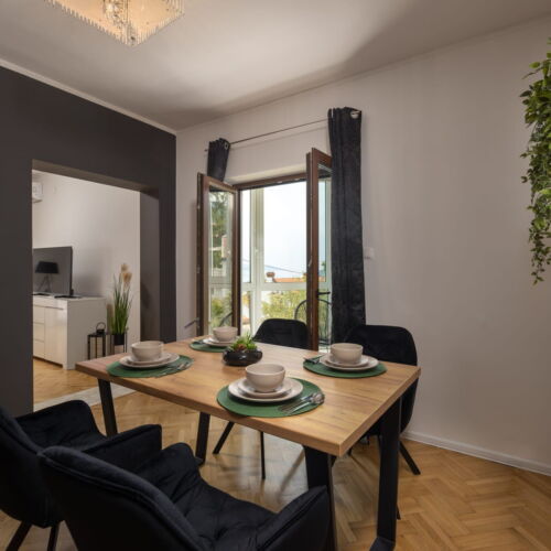 Apartament cu aer condiționat cu vedere spre mare cu 2 camere pentru 4 pers.