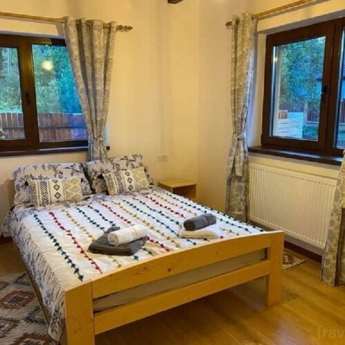 Vila întreaga unitate lângă piscină pentru 12 pers. (se inchirieaza doar integral) (se poate solicita pat suplimentar)