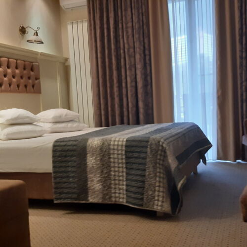 Camera tripla cu terasă