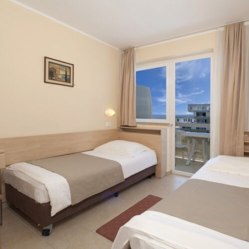 Camera twin classic spre mare