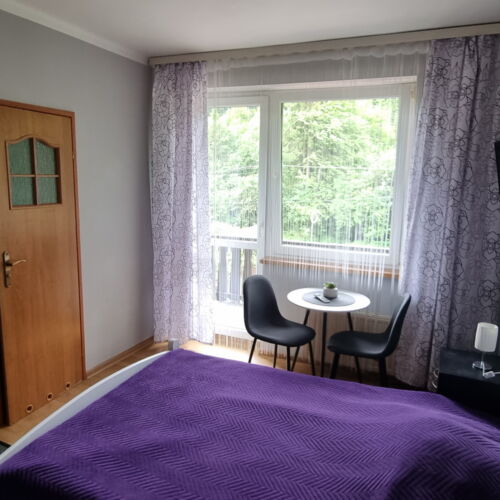 Camera dubla la etaj cu vedere spre pădure