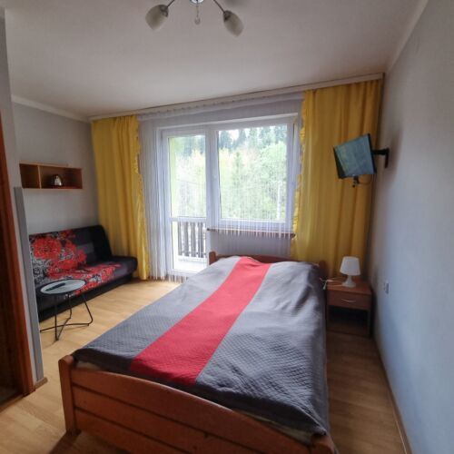 Camera tripla la etaj cu vedere spre pădure