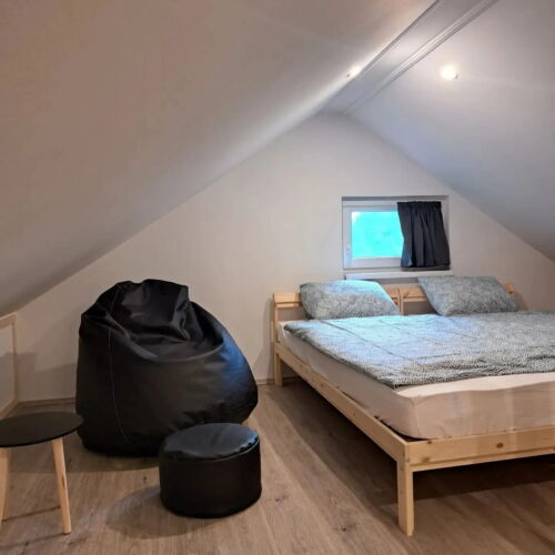 Apartman (jako celek) s klimatizací pro 4 os. s výhledem do zahrady (s možností přistýlky)