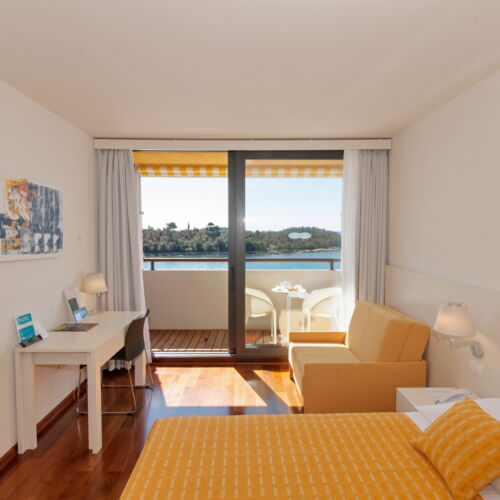 Camera tripla la etaj cu vedere spre mare