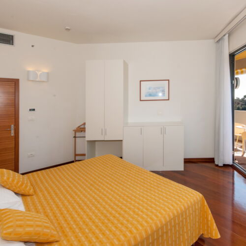 Suita la etaj cu vedere spre mare cu 2 camere pentru 4 pers.