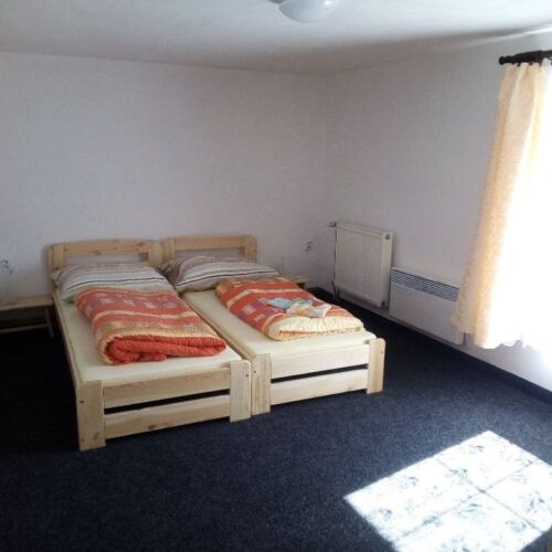 Pokoj se sprchou se společnou kuchyňkou pro 2 os.