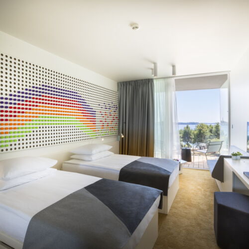 Camera dubla la etaj cu vedere partiala spre mare