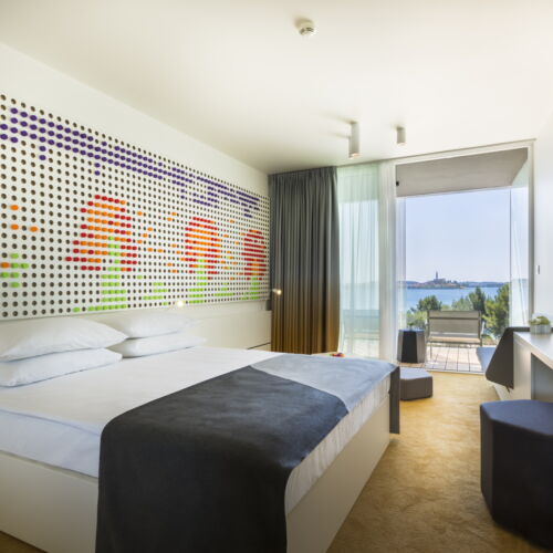 Camera dubla la etaj cu vedere partiala spre mare