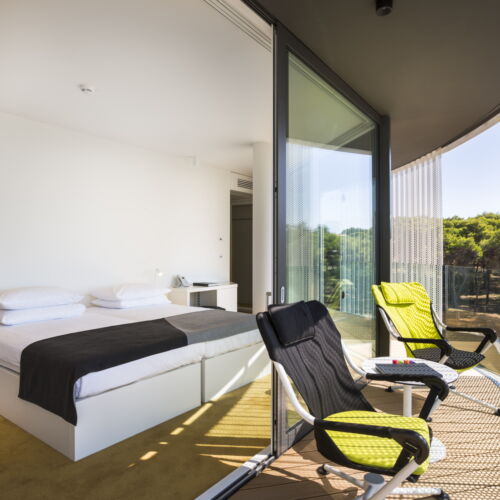 Camera dubla la etaj cu vedere partiala spre mare