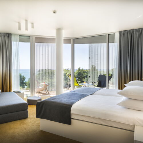 Camera dubla la etaj cu vedere partiala spre mare