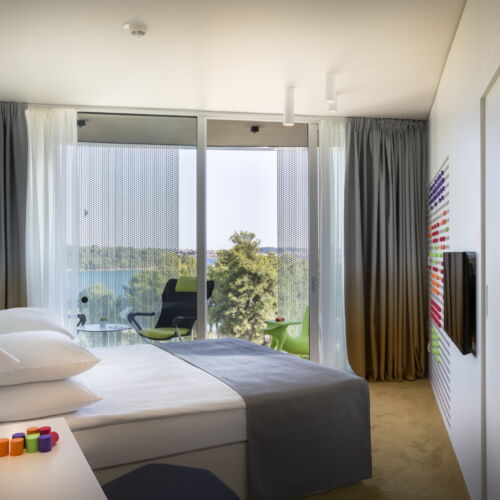 Suita la etaj cu vedere spre mare cu 1 camera pentru 2 pers.