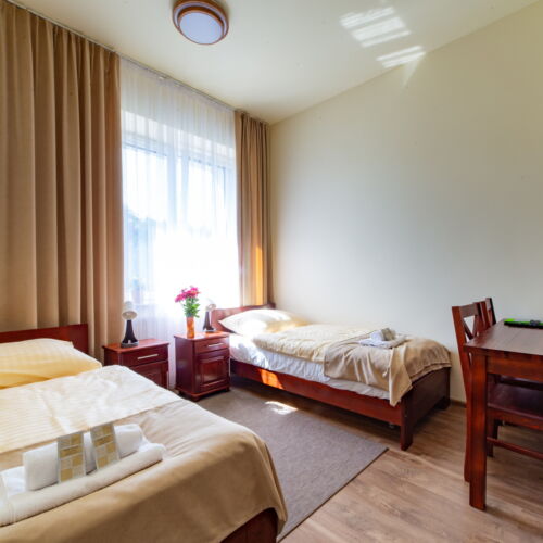 Camera twin familial(ă) cu vedere spre pădure