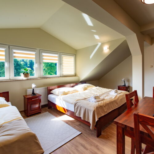 Camera tripla la etaj cu vedere spre pădure